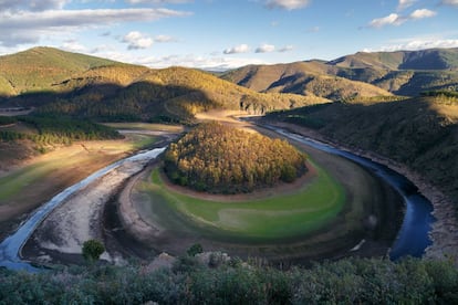 El meandro del Melero, donde el río Alagón traza una curva cerrada alrededor de la isla de Romerosa, en los límites de la provincia de Salamanca con la de Cáceres.