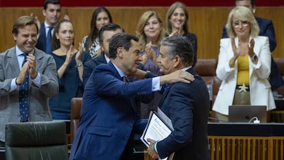 El presidente de la Junta de Andalucía, Juan Manuel Moreno Bonilla, y el consejero de Sanidad, Presidencia y Emergencias, Antonio Sanz, este jueves en el Parlamento andaluz, responden a Amama. Génova consensuó con los gobiernos del PP el plante a la petición de Sanidad sobre los cribados de cáncer de mama
