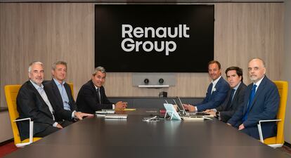 De izquierda a derecha: Gilles Laroche, director financiero de Renault Iberia; Carlos de la Torre, director general de Mobilize Financial Services Iberia;  Josep María Recasens, director de estrategia y desarrollo de negocio de Renault y presidente de Renault España; Sébastien Guigues, director general de Renault y Alpine Iberia; Carlos Menor, director Jurídico Iberia y Javier Sánchez Oliva, secretario ejecutivo del grupo Renault España.