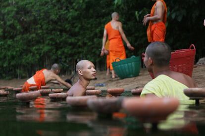 Monjes tailandeses preparan velas en un pequeño estanque de Wat Pan Tao, para la celebración del Visakah o día de Buda, en Chaiang Mai, Tailandia.