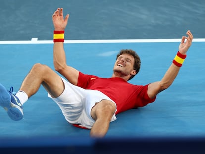 Carreño celebra su victoria contra Djokovic en el Ariake Tennis Park.