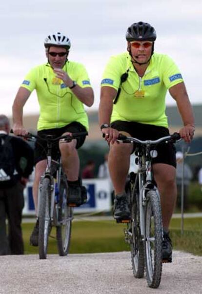 Dos policías en <i>mountain bike,</i> ayer en Saint Andrews.