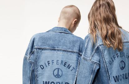 Zara se sube al carro de los mensajes en la espalda con varias piezas de su nueva colección. Esta cazadora de la línea 'I am denim' pide a gritos un "mundo diferente" (39,95 euros).