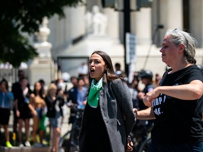 La representante demócrata Alexandra Ocasio-Cortez durante su detención a las afueras de la Suprema Corte, en Washington D.C., el 19 de julio de 2022.