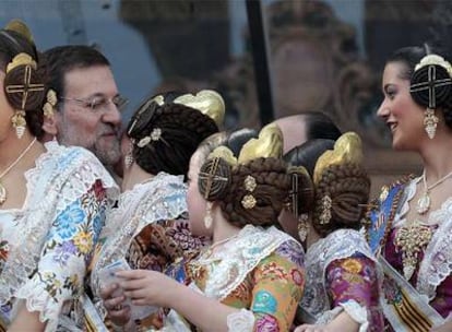 Mariano Rajoy saluda a las falleras de la corte mayor en el balcón del Ayuntamiento de Valencia.