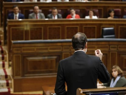 Mariano Rajoy, se dirige a los bancos de la oposici&oacute;n, durante una sesi&oacute;n del Congreso