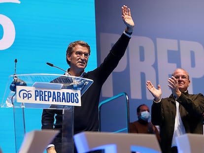 Alberto Núñez Feijóo con José Antonio Monago en el acto de este domingo en Mérida.