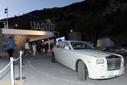 Un Rolls-Royce en la entrada del Starlite en Marbella (M&aacute;laga), el pasado 24 de julio. 