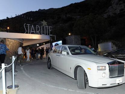 Un Rolls-Royce en la entrada del Starlite en Marbella (M&aacute;laga), el pasado 24 de julio. 