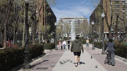 Zona peatonal de la plaza del Conde del Valle Suchil de Madrid. 
