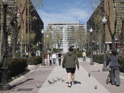 Zona per a vianants de la plaça del Conde del Valle Suchil de Madrid.