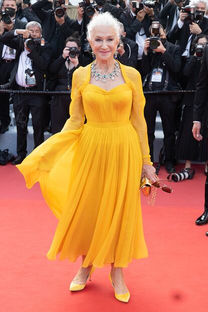 Helen Mirren arriesgó de amarillo vestida de Dolce & Gabbana.