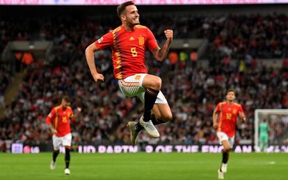 Saúl celebra su gol en Wembley.