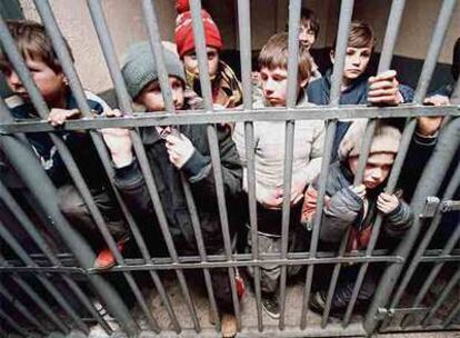 Varios niños rumanos, apresados en una comisaría de Bucarest.
