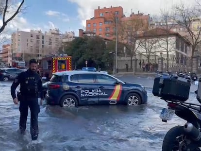 La ronda de Toledo afectada por una inundación causada por una avería en una tubería, este viernes.