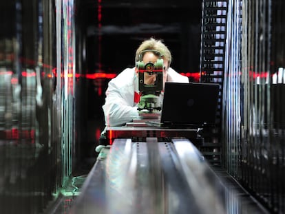 Un ingeniero ajusta un instrumento alemán de detección de neutrones.