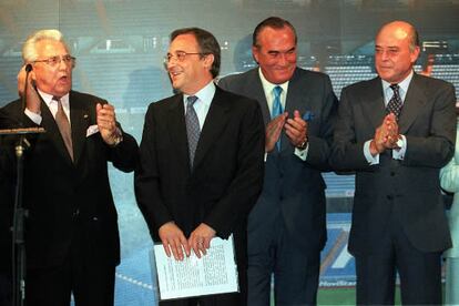 Florentino Pérez llegó al Madrid en 2000 con la promesa de renovar el club. Ha sido el presidente del <i>glamour</i> de la plantilla y de una eficaz administración de la hucha del club. Toma de posesión de  como presidente del Real Madrid, junto a los vicepresidentes Fernández Tapias y Juan Abelló.