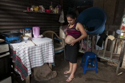 María Carrillo, quien dejó de estudiar al concluir la primaria y vive actualmente en casa de sus suegros, ha escuchado hablar sobre el Zika pero no sabe por qué es peligroso para las embarazadas. Asegura que se siente bien y tiene confianza en que no habrá complicaciones en su embarazo.