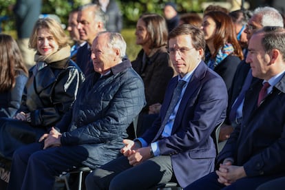 Desde la izquierda, Marta Rivera de la Cruz, concejala de Cultura; José María Álvarez del Manzano, exalcalde de Madrid; José Luis Martínez Almeida, alcalde de Madrid, y Borja Carabante, concejal de Movilidad, durante el acto institucional organizado por el Ayuntamiento de Madrid con motivo del Día de la Constitución frente al Palacio Real, este miércoles.