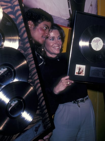 El cantante y la actriz Jane Fonda en la presentación del álbum 'Thriller' en 1983 en los estudios CBS Records en Century City, California. 'Thriller' vendió más de 66 millones de copias en todo el mundo. Hasta hace una semana era el disco más vendido de la historia.