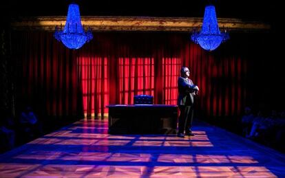 El actor Edward Gero interpreta al juez Scalia.