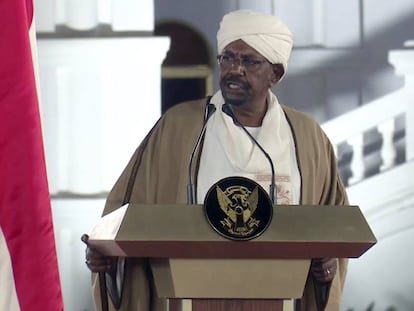 El presidente sudanés, Omar al Bashir, este viernes en el palacio presidencial, en Jartum.