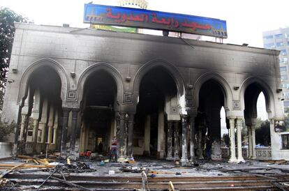 Los restos de la mezquita Rabaah al-Adawiya, en el centro del campamento ha sido destruida en su totalidad.