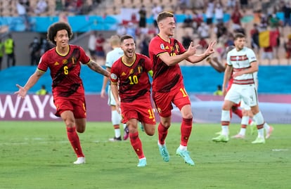El jugador belga Thorgan Hazard celebra su gol.