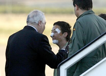 El ministro de Asuntos Exteriores, Miguel Ángel Moratinos (i), saluda a una de las heridas en el atentado suicida, a su llegada a la base aérea de Torrejón de Ardoz (Madrid), el 4 de julio de 2007.