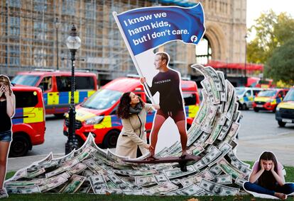 Una mujer protesta contra Mark Zuckerberg en Londres, el 25 de octubre pasado.