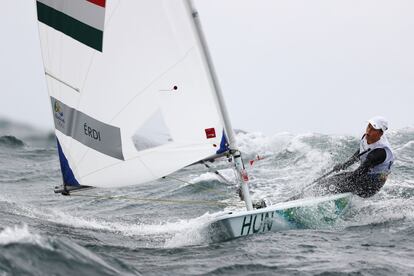 La húngara María Erdi compite en la prueba de vela - laser radial. 