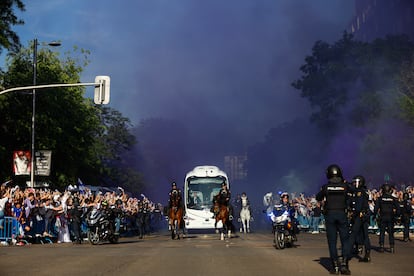 O ônibus do Real Madrid chega perto do estádio.