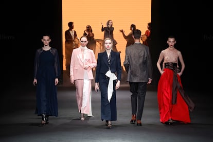 La puesta en escena del desfile de Pedro del Hierro, ‘El Pellizco’, fue diseñada por el artista multidisciplinar Ernesto Artillo.