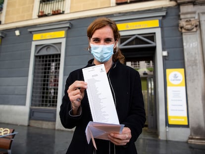 Mónica García, candidata de Más Madrid, ante la oficina de Correos en la que depositó el miércoles su voto anticipado.