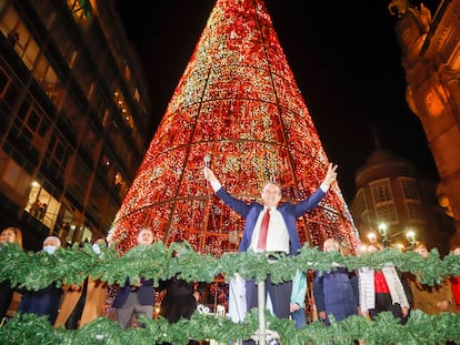 El alcalde de Vigo, Abel Caballero, durante el encendido de las luces navideñas, a 20 de noviembre de 2021, en Vigo, Pontevedra, Galicia (España). La ciudad cuenta para estas navidades con una gran noria y una pista de hielo de 12 metros, además de 11 millones de luces led. Las principales ciudades gallegas invierten este año  más de 2,4 millones de euros en alumbrado navideño y Vigo está a la cabeza de todas ellas.
20 NOVIEMBRE 2021
Marta Vázquez Rodríguez / Europa Press
20/11/2021