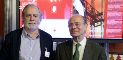 El autor del libro dedicado a Palacio, Josu Montalbán, junto al alcalde de Bilbao, Ibon Areso.