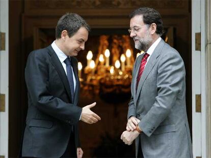 José Luis Rodríguez Zapatero saluda a Mariano Rajoy a la entrada del palacio de la Moncloa.