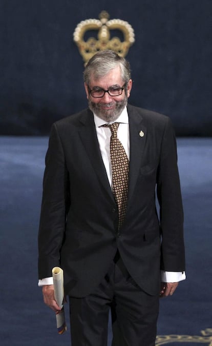 El escritor Antonio Muñoz Molina tras recibir de manos de don Felipe el Premio Príncipe de Asturias de Las Letras 2013, durante la ceremonia de entrega de estos galardones, celebrada en el Teatro Campoamor de Oviedo.