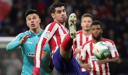 El delantero del Atlético de Madrid Álvaro Morata lucha con el argentino Facundo Roncaglia, de Osasuna, durante el partido de la jornada 17 de la Liga Santander.