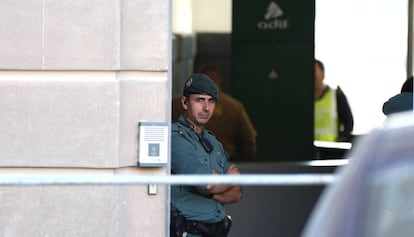 A Civil Guard officer outside Adif's Barcelona offices.