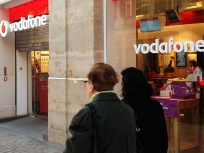 Escaparate de una tienda de Vodafone en Madrid