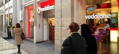 Escaparate de una tienda de Vodafone en Madrid.