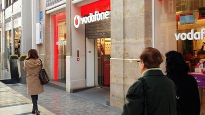 Escaparate de una tienda de Vodafone en Madrid