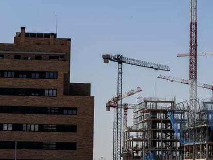 Viviendas en construcci&oacute;n en el Ca&ntilde;averal.