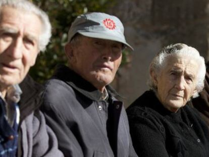 Varios ancianos de Olmeda de la Cuesta (Cuenca).