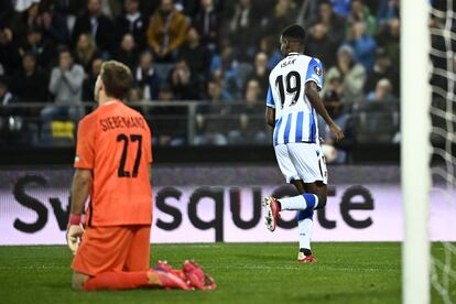 Isak celebra el gol de la victoria ante el lamento de Siebenhandl.