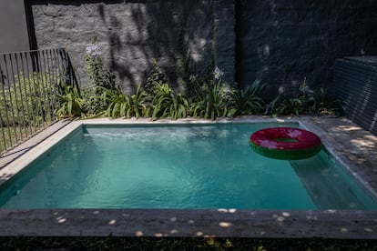 Una piscina en la casa de Sol González les ayuda a sobrellevar las altas temperaturas del verano en Santiago.