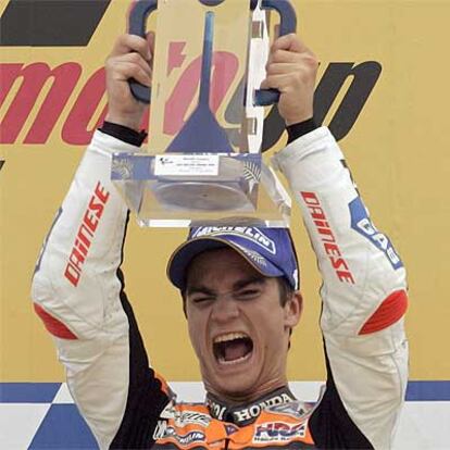 Dani Pedrosa, exultante, en lo más alto del podio de Donington.