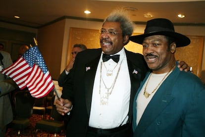 Frazier posa junto al promotor de boxeo Don King en 2005.