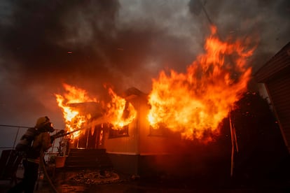 Miembros del cuerpo de bomberos, en Los Ángeles, el miércoles.